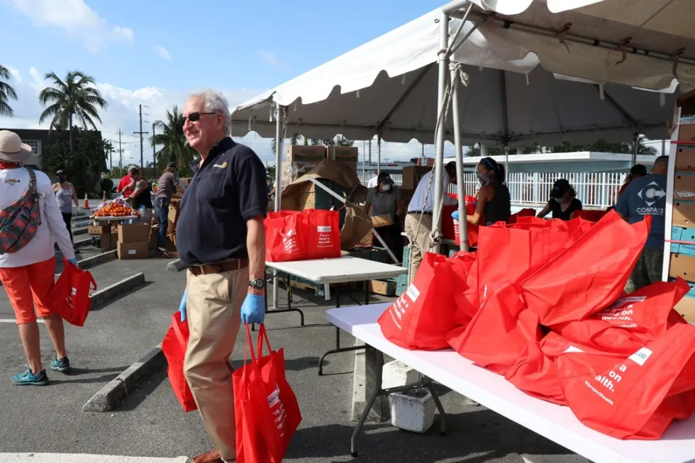 Volunteers distributing food